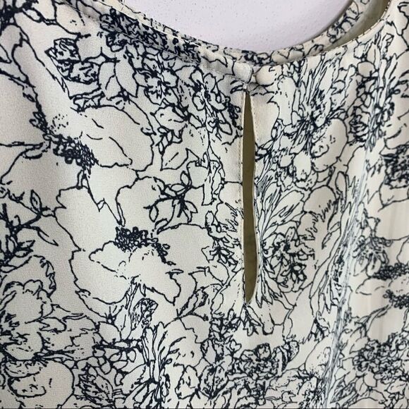 SALE💕 The limited small flowy blouse cream (Pc) - Picture 6 of 7